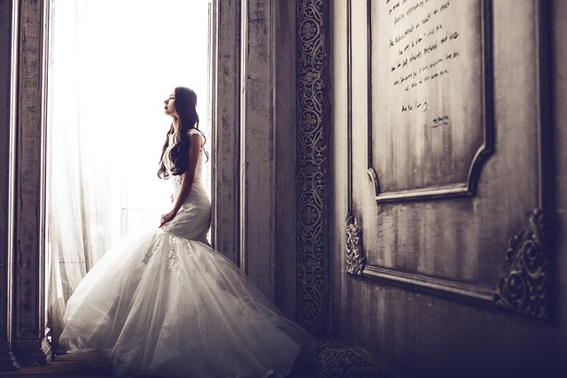 Jakie są proste koronkowe suknie ślubne?